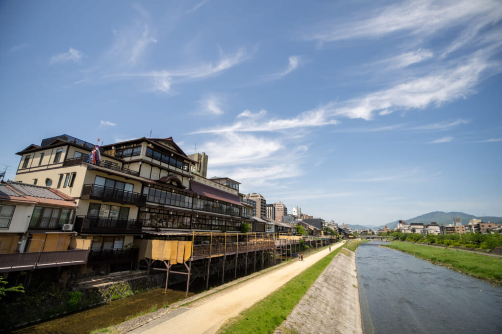 京都・鴨川沿いに佇む鮒鶴京都鴨川リゾートの外観(登録有形文化財)