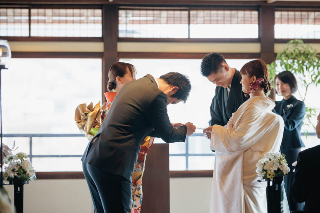 ゲストと距離の近い和装人前式の様子(京都・鮒鶴京都鴨川リゾートの結婚式場)