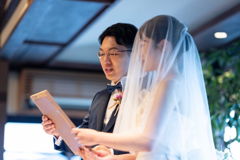 約束式で感謝の言葉を伝える新郎新婦|ゲストとの心の距離が近づく結婚式