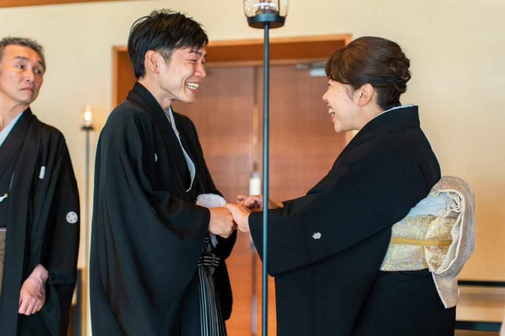 京都・鮒鶴京都鴨川リゾートの和婚式でお母様と言葉を交わす新郎(約束式)