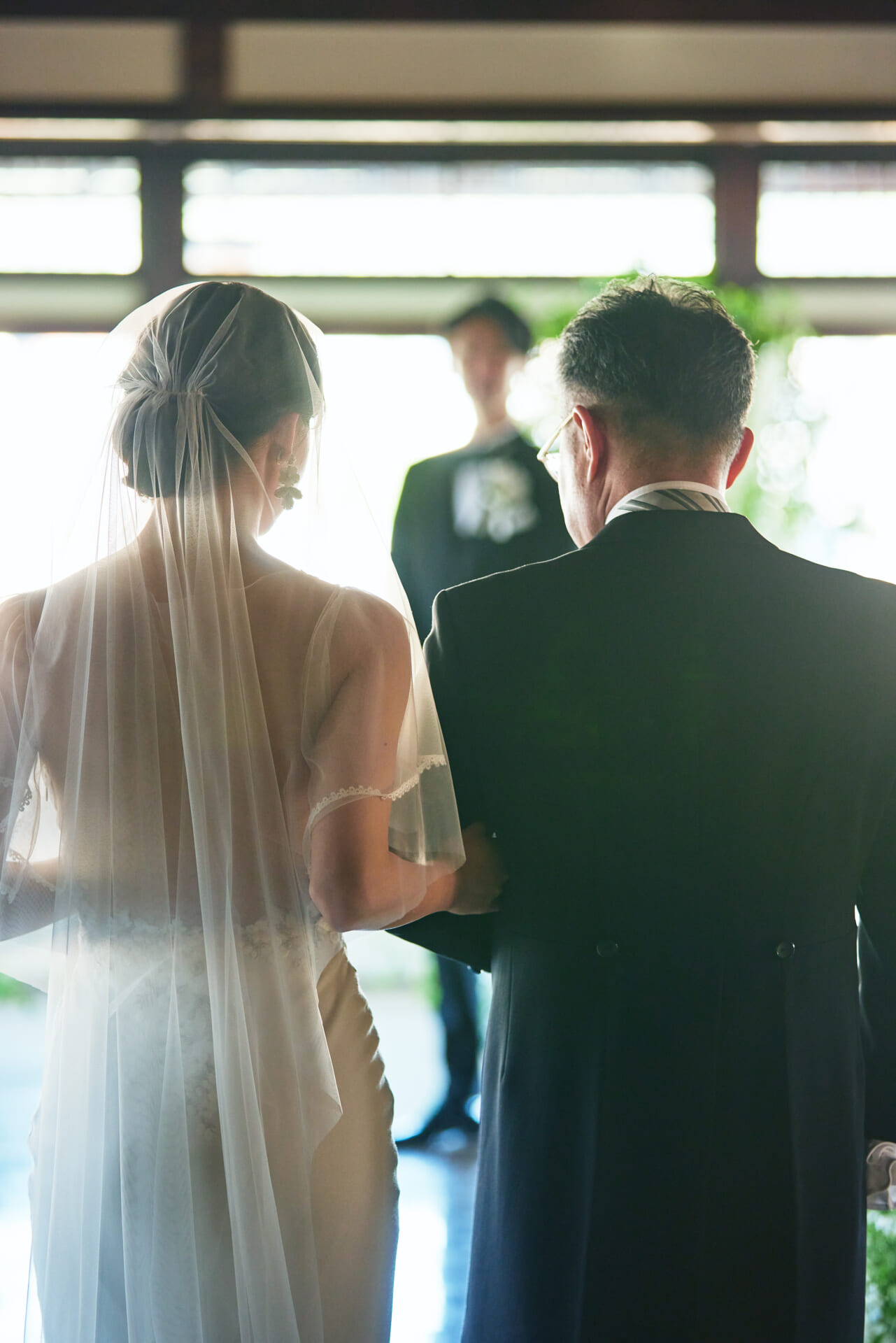 京都の景色に包まれて誓いを立てる新郎新婦。歴史と自然が祝福する心に残るセレモニーの瞬間。