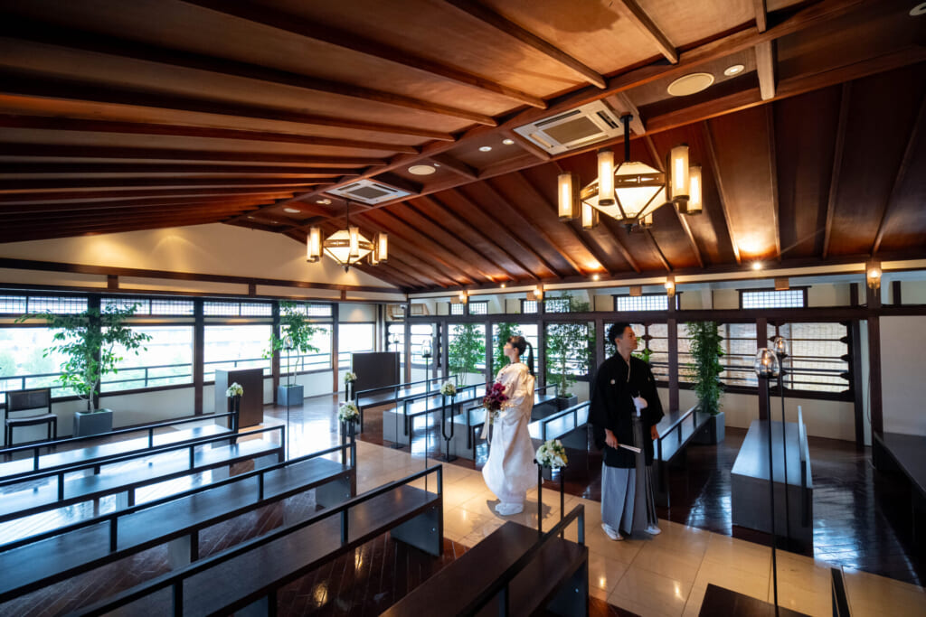 和装姿の花嫁が佇む、京都・鮒鶴京都鴨川リゾートの文化財チャペル(五層楼閣建築)
