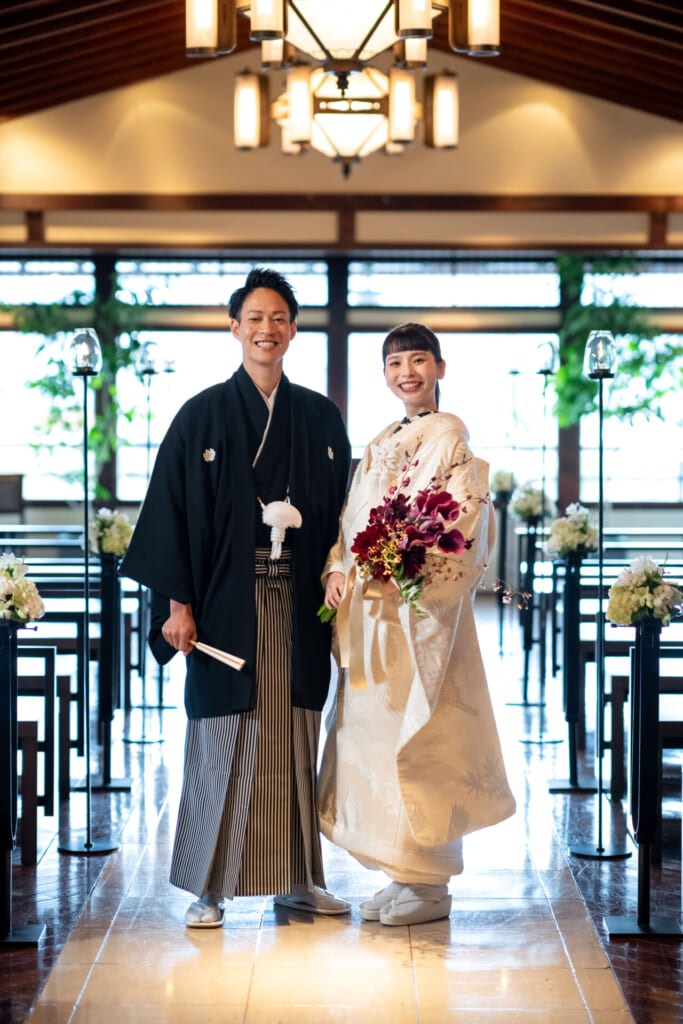 披露宴会場の窓から望む鴨川と東山の絶景。京都らしい風景に包まれた結婚式会場