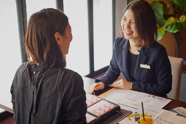 鮒鶴京都鴨川リゾートで結婚式を挙げた新郎新婦とゲストの笑顔あふれるシーン