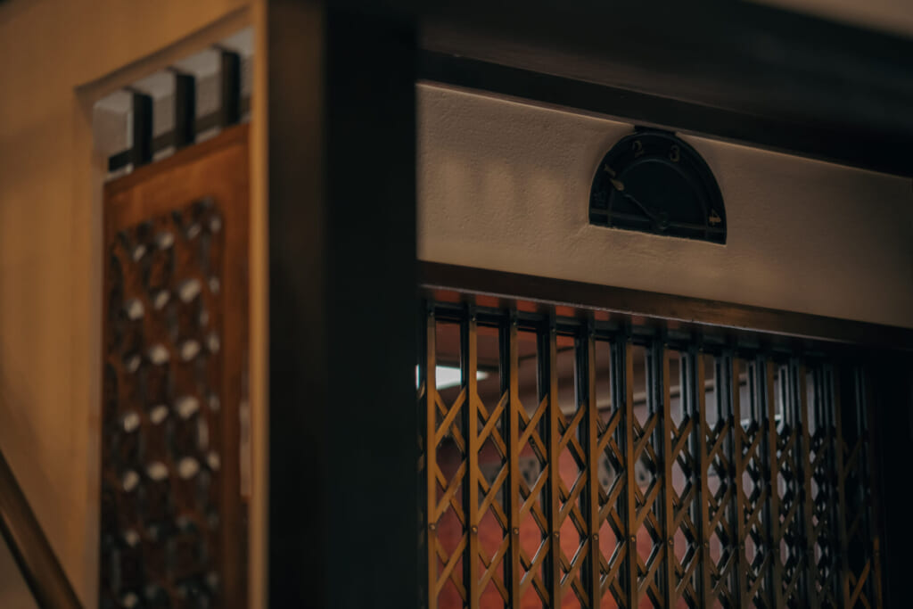 鮒鶴京都鴨川リゾートの象徴的なレトロなエレベーター